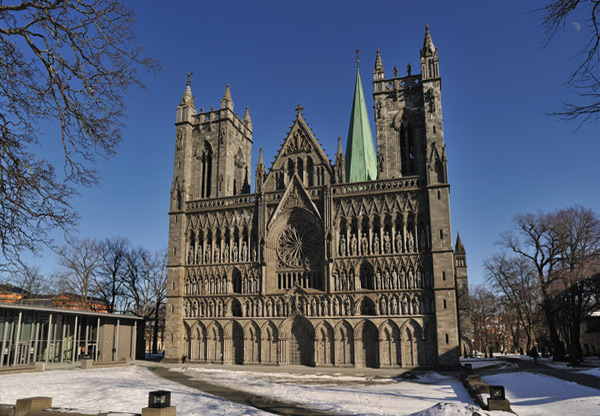 Der Nidarosdom in Trondheim - berühmte Westfassade mit Ornamentik und Skulpturen im gotischen Stil