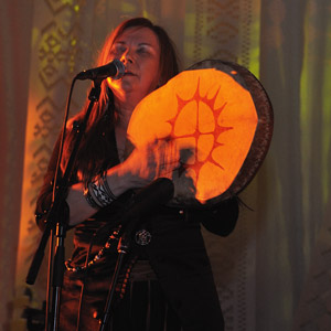 Mari Boine mit traditioneller Schamanentrommel