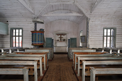 Das weiß getünchte hölzerne Kirchenschiff der Wildniskirchevon Pjelpajärvi