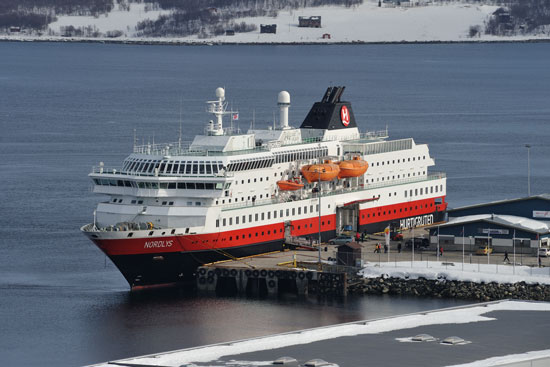 Die MS Nordlys liegt in Kirkenes vor Anker